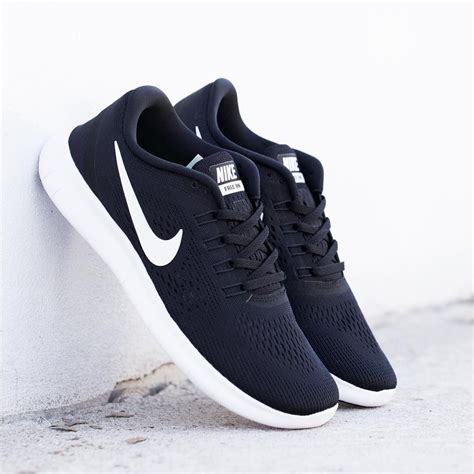 black nike sneakers for girls